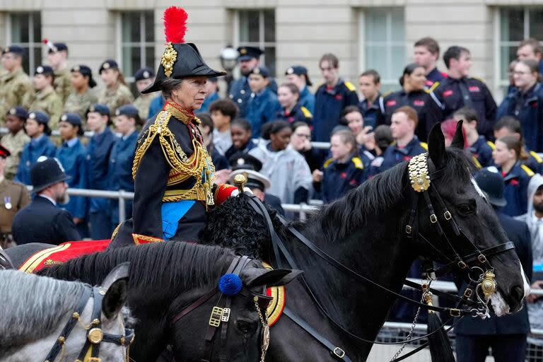 La princesa Ana, a caballo, el día de la coronación de su hermano Carlos