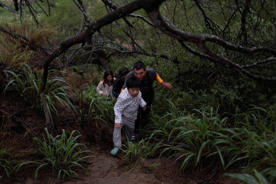 4月7日，一群中國人渡過美墨邊境的格蘭河（Rio Grande）後，進入德州弗朗頓島（Fronton）。由於中國經濟前景黯淡、政治壓迫加劇，越來越多中國人穿越中美洲險惡叢林「達連隘口」（Darien Gap），「走線」進入美國南部邊境。美國海關與邊境保護局統計，2023財政年度自美南非法入境的中國移民已超過2.4萬人，遠高於過去10年總和。路透社