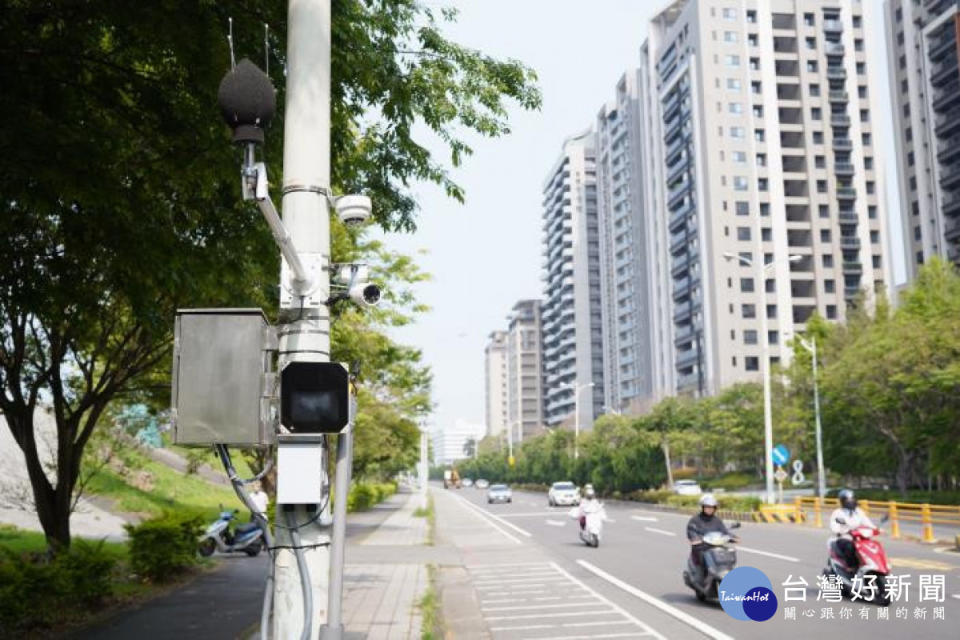 位於興隆路一段523號對面堤防旁固定式聲音照相。