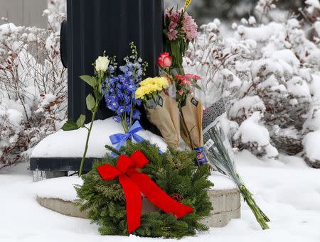 Flowers are left at an intersection near the Planned Parenthood clinic in Colorado Springs, Colorado November 28, 2015. REUTERS/Isaiah J. Downing