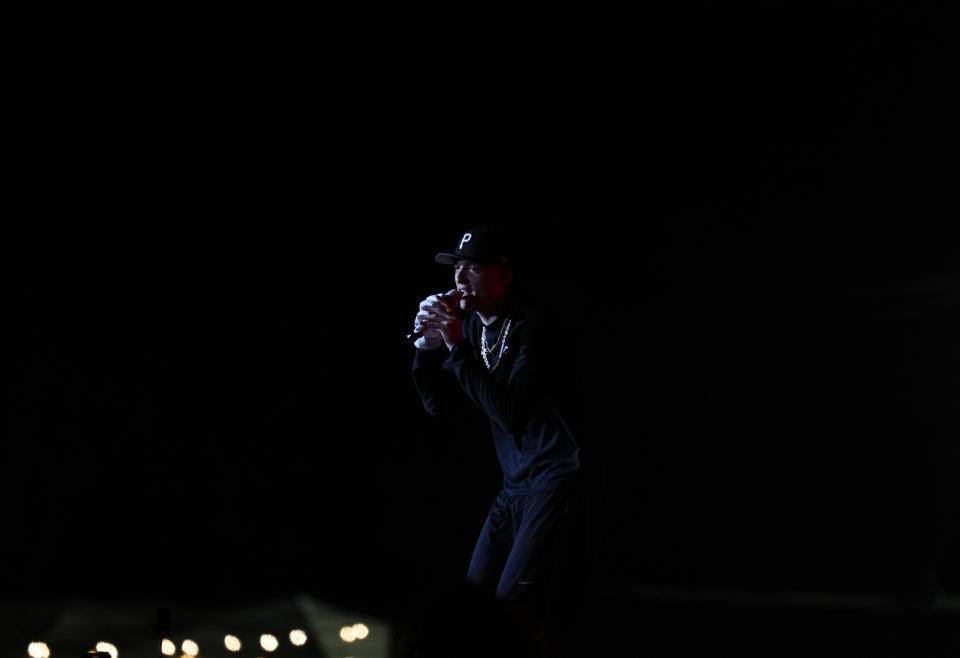 El cantante mexicano Peso Pluma en su concierto en el segundo día del festival Arre en la Ciudad de México el 11 de septiembre de 2023. (Foto AP/Fernando Llano)