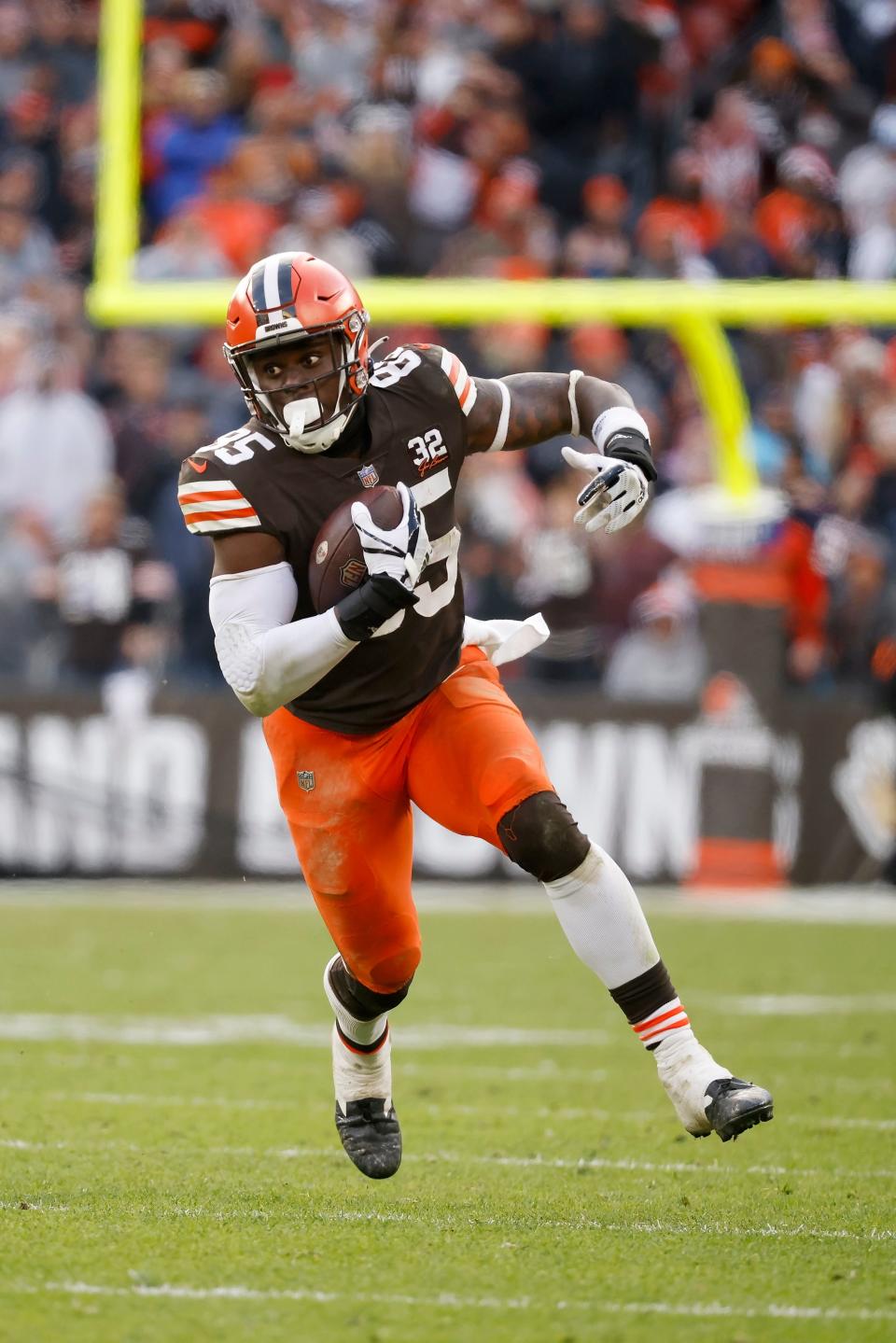 Cleveland Browns tight end David Njoku (85) runs with the ball during an NFL football game against the Chicago Bears, Sunday, Dec. 17, 2023, in Cleveland. (AP Photo/Kirk Irwin)