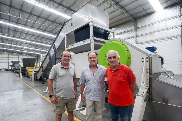 Rafael Martinez Desanzo, Andrés Aner y Juan José Tomasello, creadores de Zewan, empresa que creó las máquinas para procesar basura