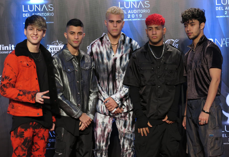 ARCHIVO - Los integrantes de la banda CNCO posan al llegar a las Lunas del Auditorio en el Auditorio Nacional de México el 30 de octubre de 2019. CNCO lanzará el 5 de febrero de 2021 su álbum “Déjà Vu” con canciones de la década de 1980, 1990 y 2000 interpretadas originalmente por astros como Chayanne, Ricardo Montaner y Enrique Iglesias. (Foto AP/Berenice Bautista, archivo)