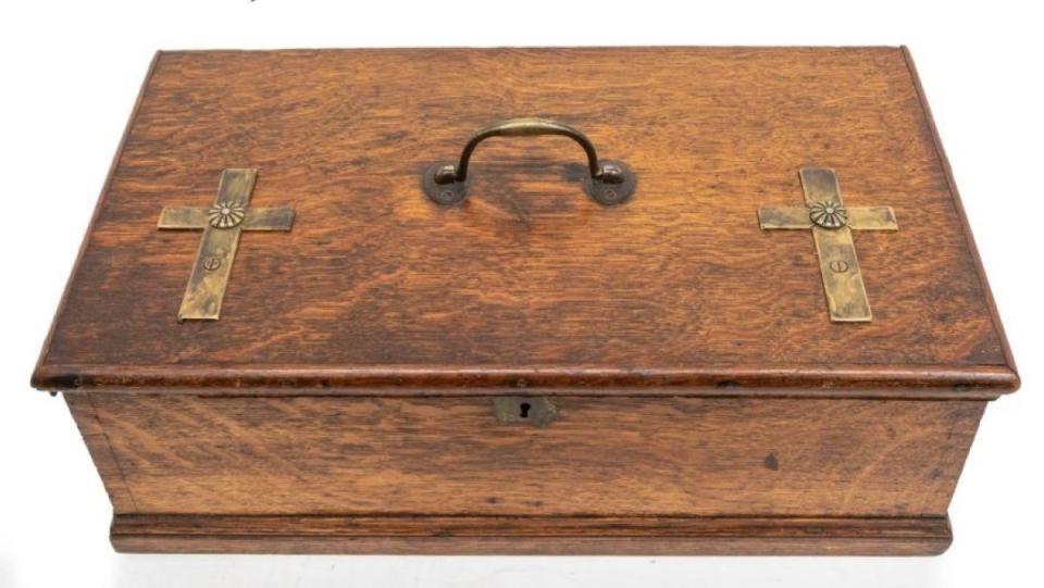 A wooden box that holds an antique vampire slaying kit