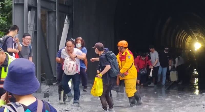 台鐵229次自強號列車行經清水隧道時撞上落石後出軌。（圖／翻攝畫面）