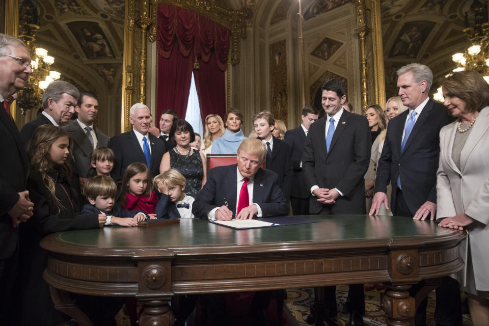 Donald Trump (Mitte) im Jahr 2017, als er sein Amt US-Präsident antrat. Seine Wahl war laut einem Zukunftsforscher die logische Konsequenz langfristiger soziopolitischer Entwicklungen in den USA. Foto: AP Photo / J. Scott Applewhite, Pool                                                                                                                                                                                                                                                                                                                                                      