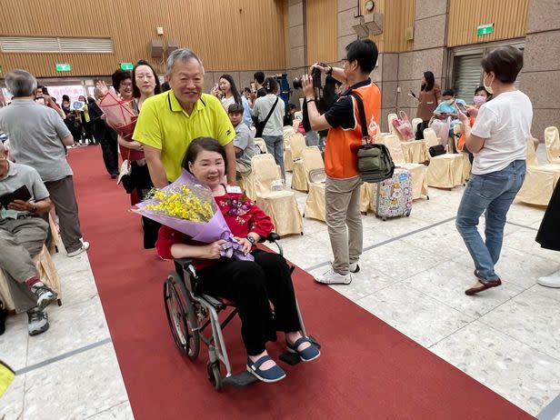 高市府社會局與中華神恩全人關顧協會舉辦母親節美力媽媽頒獎典禮，共收到一百零七件合格推薦案，遴選出四十位得獎的美力媽媽，當選的美力媽媽們盛裝出席。（記者呂佩琍攝）