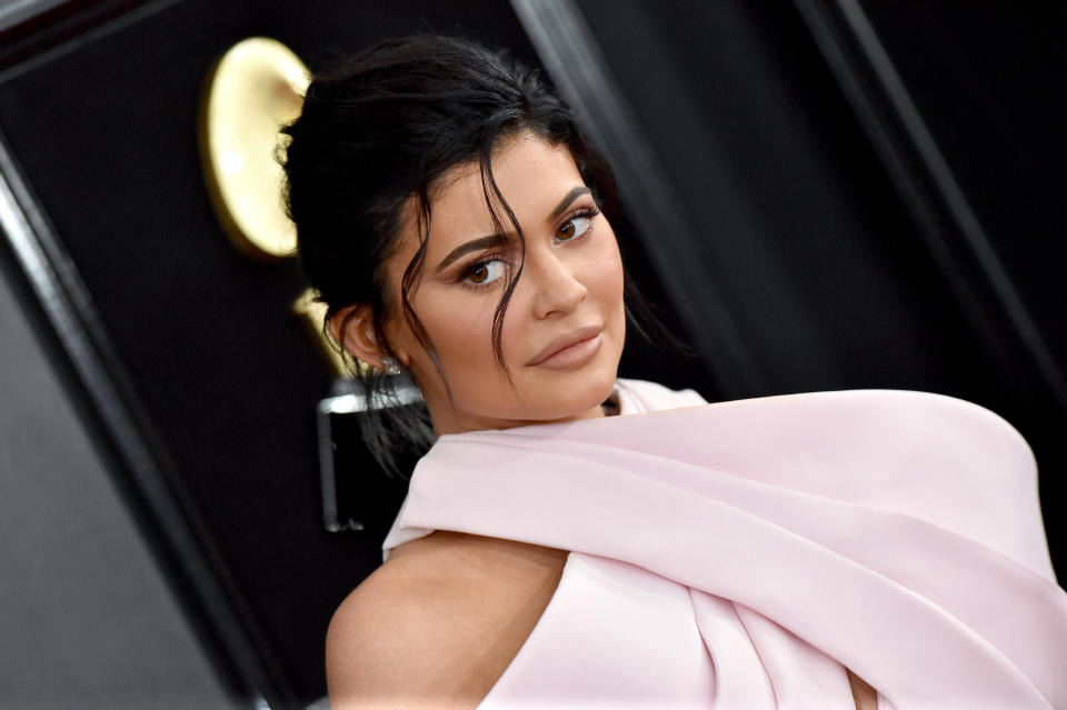 Dass sie im Gesicht mit Fillern nachgeholfen hat, gibt Kylie Jenner offen zu, doch nun gerät ihr Körper in die Kritik (Bild: Axelle/Bauer-Griffin/FilmMagic)