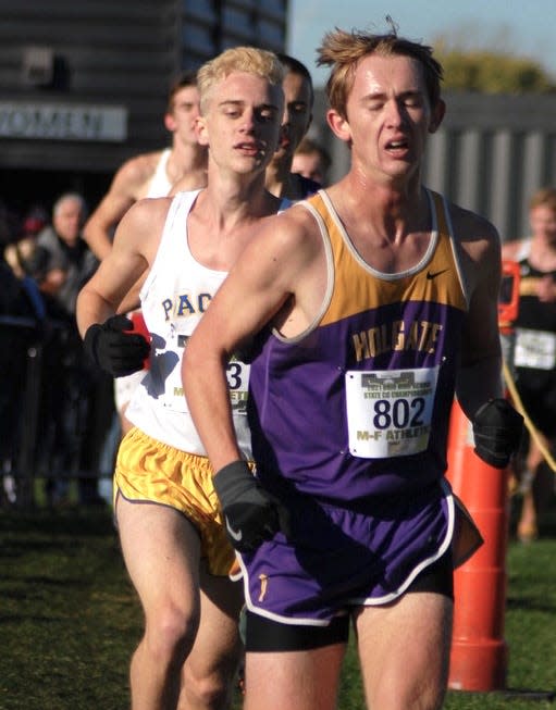 Nathanael Martin looks to make a pass during the first mile. Martin went on to finish 78th.