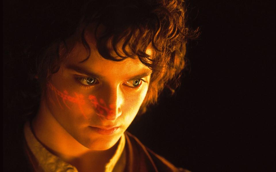 "Ein Ring, sie zu knechten, sie alle zu finden ..." Als Frodo (Elijah Wood) den Ring in den Händen hält, wird ihm bewusst, welche Macht das Schmuckstück über die Menschen hat - und dass er ihn zerstören muss. Peter Jacksons "Der Herr der Ringe"-Trilogie (2001-2003) gewann 17 Oscars und prägte das Fantasy-Genre nachhaltig. Seine "Hobbit"-Trilogie erzählte 2012-2014 die Vorgeschichte des Epos. (Bild: Warner Brothers)