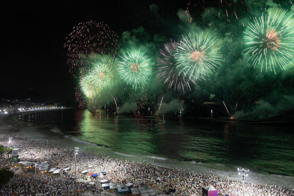 Fuegos artificiales verdes en la playa de Copacabana 