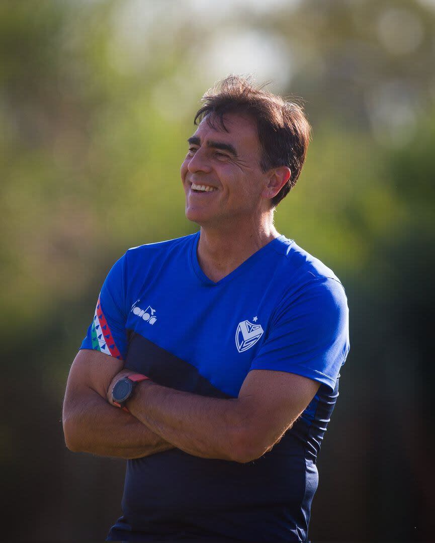 Gustavo Quinteros, sonriente en Vélez: un DT de selección, que pasó por Ecuador y Bolivia, reemplaza a Sebastián Méndez.