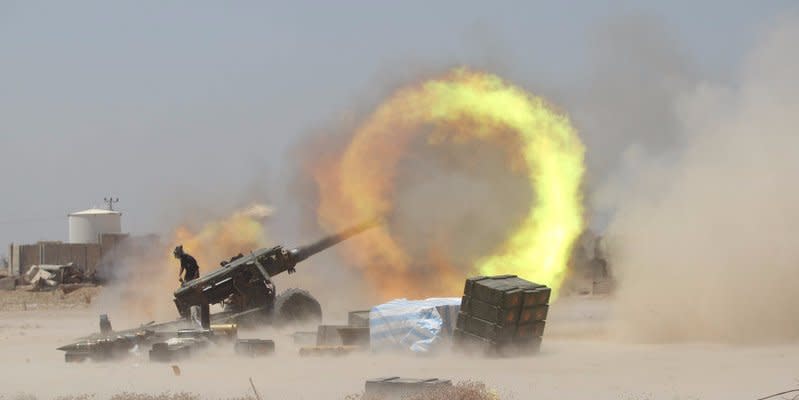 An Iraqi Shi'ite fighter fires artillery during clashes with Islamic State militants near Falluja, Iraq, May 29, 2016.     REUTERS/Staff/File Photo