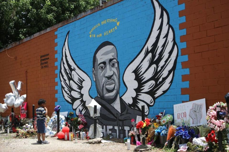 Un niño observa un mural dedicado a George Floyd, al otro lado de la calle del proyecto de viviendas Cuney Homes en el Third Ward de Houston, donde Floyd creció y más tarde fue mentor de hombres jóvenes, el 10 de junio de 2020, en Houston, Texas. Varios familiares de Floyd siguen viviendo en Houston. (Mario Tama/Getty Images/TNS)