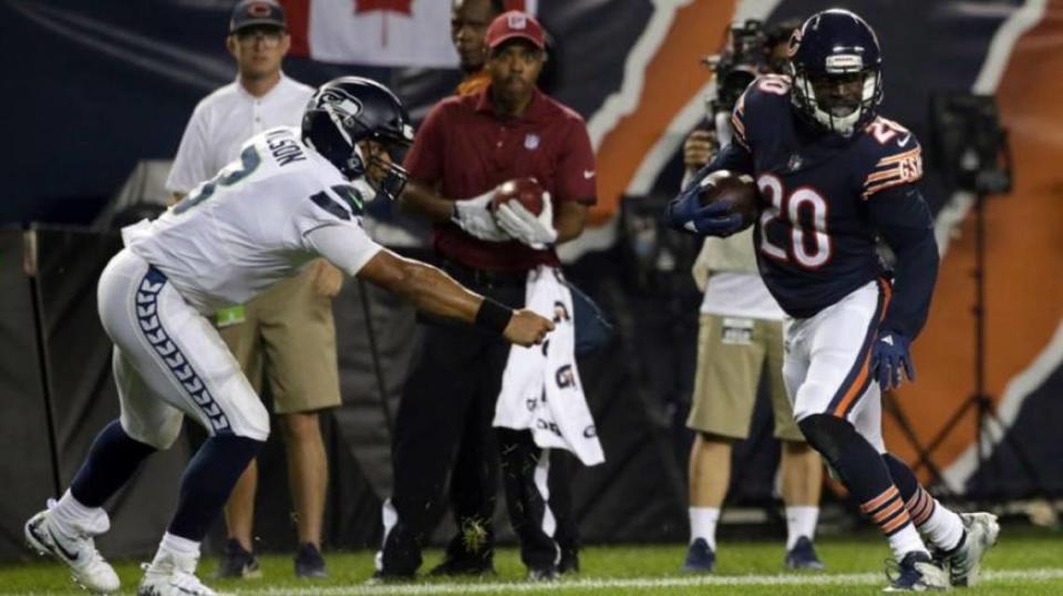 Chicago Bears cornerback Prince Amukamara (20) intercepts Russell Wilson’s short pass then eludes Seattle’s quarterback on his return for a touchdown that clinched the Bears’ victory over the Seahawks at Solider Field Sept. 17, 2018.