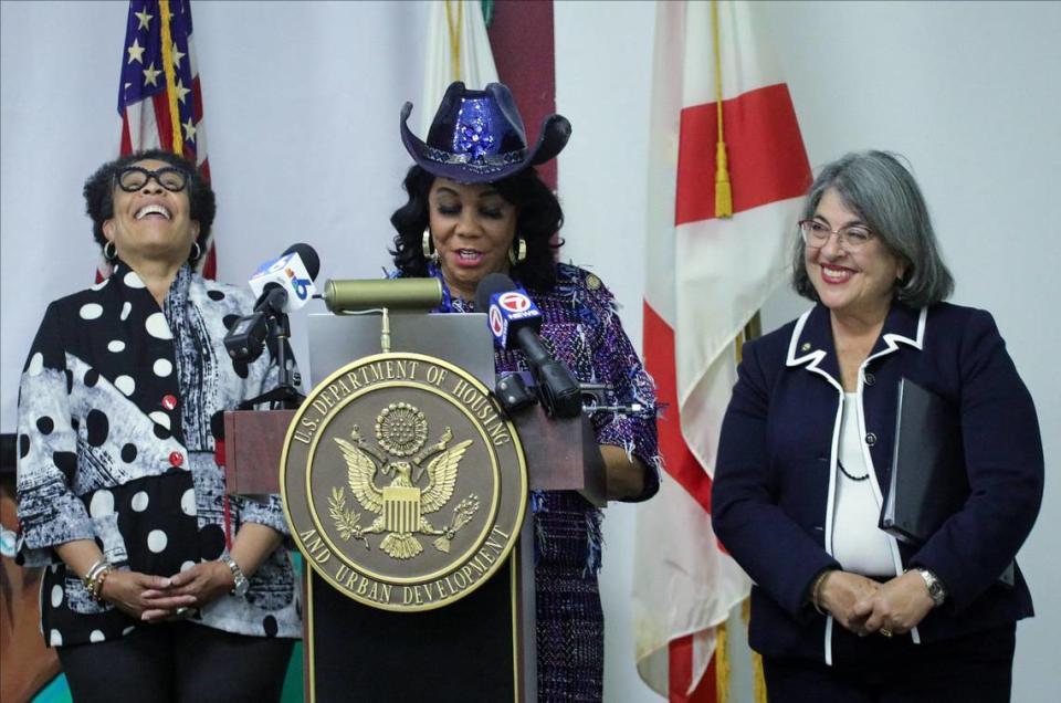 La secretaria Marcia Fudge, a la izquierda, rompe a reír mientras la congresista Frederica Wilson, en el centro, la presenta durante su visita al nuevo complejo habitacional en Liberty Square, el martes 28 de junio de 2022. A la derecha, la alcaldesa de Miami-Dade, Daniella Levine Cava,