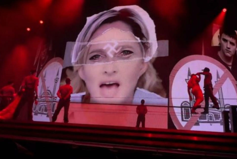 <p>Durante un concierto en Francia en 2012, Madonna mostró en las pantallas gigantes un vídeo en el que aparecía una esvástica sobre la imagen de Marine Le Pen, líder del partido ultraconservador Frente Nacional. La provocación recibió gritos de apoyo y abucheos y la denuncia de la política. Por este motivo, en los siguientes espectáculos sustituyó la cruz gamada por un signo de interrogación. (Foto: Getty Images). </p>