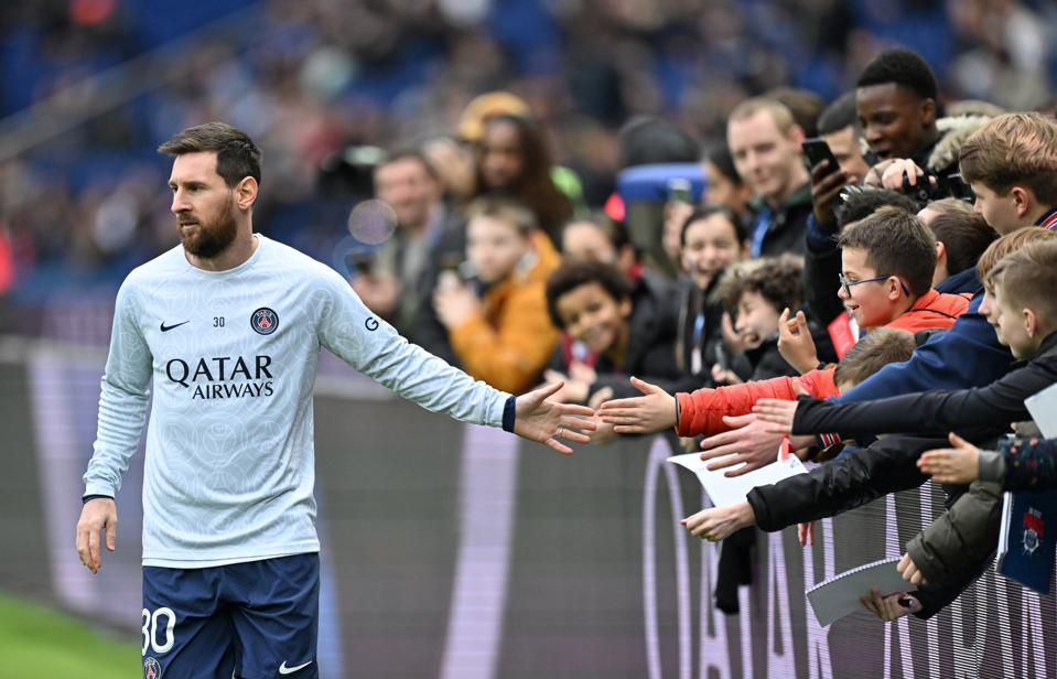 Messi saludando a fanáticos en la cancha