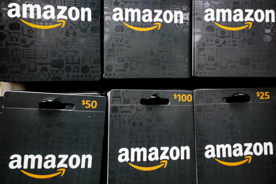 Tarjetas de regalo de Amazon en una tienda de Nueva York, Estados Unidos, el 25 de octubre de 2022. (Foto de Beata Zawrzel/NurPhoto vía Getty Images)