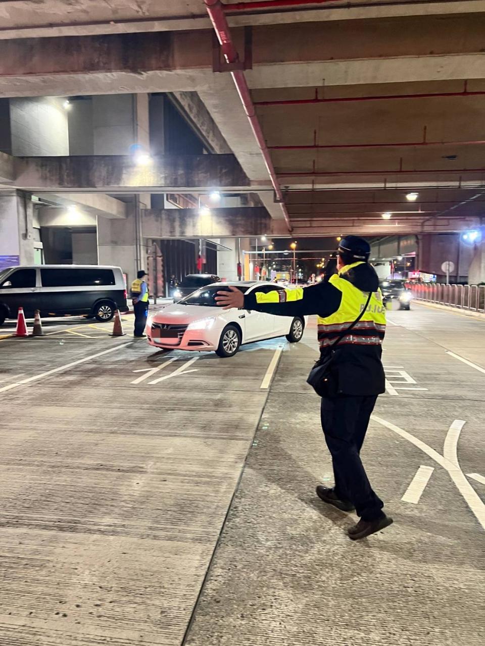 烏日分局加強警力疏導交通避免車潮壅塞。（圖/記者澄石翻攝）