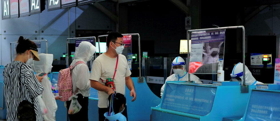 Plus de 80 000 voyageurs étaient bloqués à Hainan, dimanche, à cause d'un foyer de Covid sur l'île.  - Credit:STR / AFP