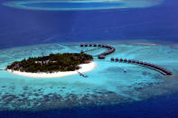 Die Malediven sind der absolute Urlaubsort für Ehepaare in ihren Flitterwochen. Was kaum einer weiß: Die Inseln sind von Überschwemmungen bedroht. Einige von ihnen liegen nur rund 180 Zentimeter über dem Meeresspiegel. (Bild Copyright: Thinkstock)