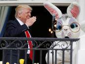 <p>Desde el Balcón Truman y acompañada por un conejito blanco de Pascua de dimensiones humanas, Melania y su hijo, Barron, que se desplazaron desde Nueva York -donde viven hasta que el niño acabe el curso escolar- para la ocasión, acompañaron al presidente para dirigirse a los invitados. (Photo: Joshua Roberts/Reuters) </p>