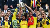 Arsenal's Olivier Giroud and Theo Walcott celebrate with the trophy after winning the FA Cup Final as team mates and Duke of Cambridge, Prince William look on. Reuters / Eddie Keogh