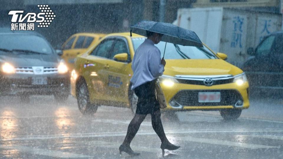 晚上降雨範圍擴大，外出記得攜帶雨具。（圖／胡瑞麒攝）