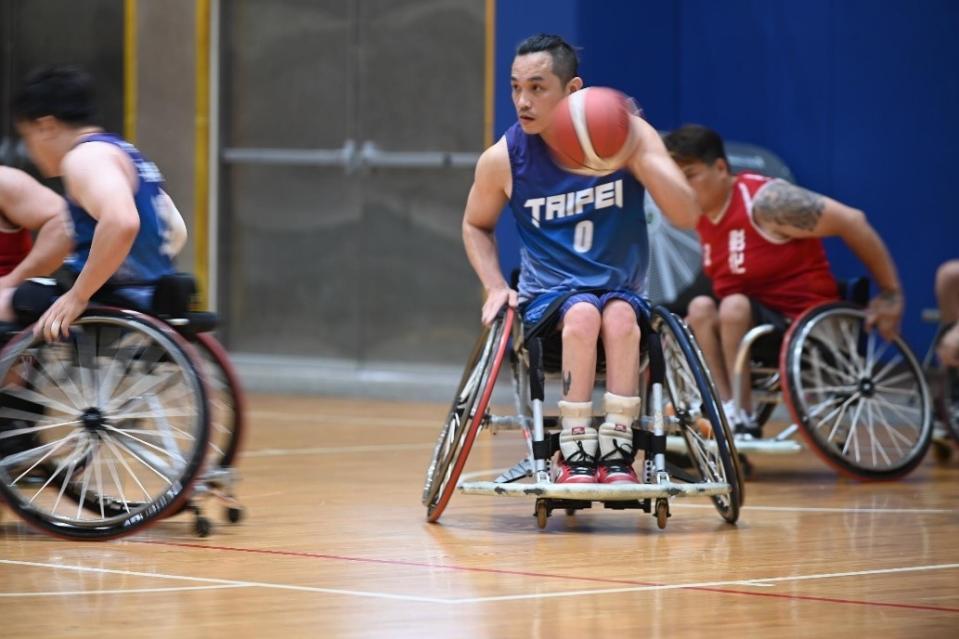 輪椅籃球國家代表隊隊長呂駿逸參與拍攝身心障礙運動指導觀念課程。