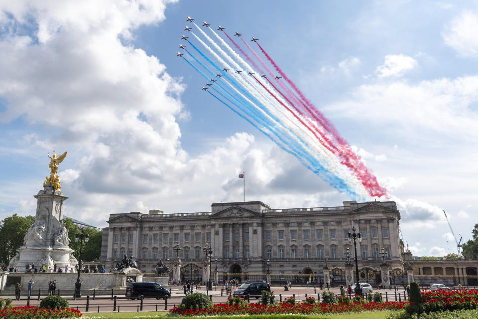 LONDON, June 18, 2020 -- A formation of the Royal Air Force RAF Red Arrows and its French counterpart team La Patrouille de France flies above Buckingham Palace in London, Britain, on June 18, 2020. British Prime Minister Boris Johnson and French President Emmanuel Macron held talks Thursday at 10 Downing Street, the first meeting between heads of state in Britain since the COVID-19 pandemic started. A flypast was performed afterwards above London by the Royal Air Force RAF Red Arrows and its French counterpart team, La Patrouille de France. (Photo by Ray Tang/Xinhua via Getty) (Xinhua/ via Getty Images)