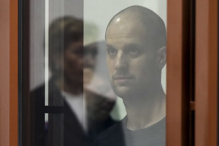 El reportero del Wall Street Journal, Evan Gershkovich, escucha el veredicto en una jaula de vidrio de una sala del tribunal dentro del edificio del 
