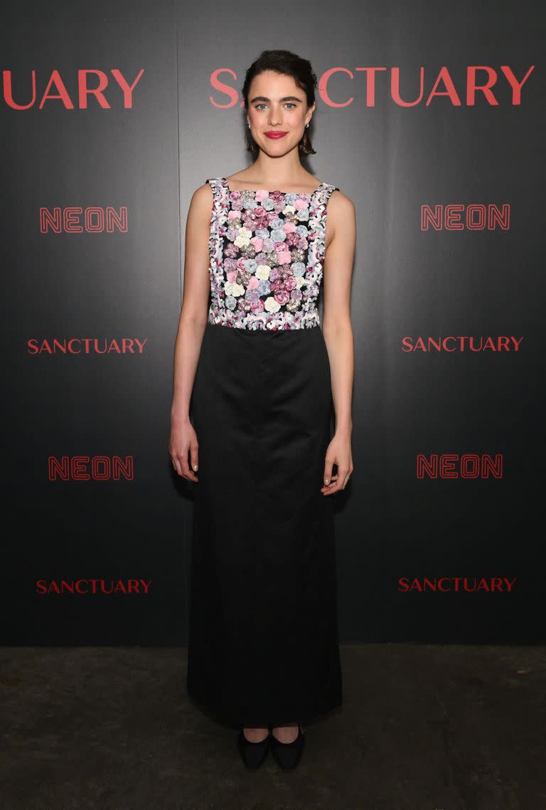 Margaret Qualley fue fotografiada en la premiere de Sanctuary, en New York City. Para esta ocasión, la actriz lució un top floreado al que combinó con una falda negra hasta el suelo