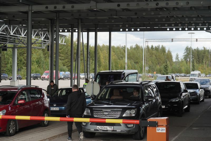 Cars queue to enter Finland from Russia