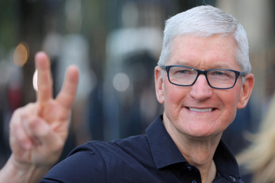 Ang CEO ng Apple na si Tim Cook ay kumikilos sa tindahan ng Apple Fifth Avenue para sa pagpapalabas ng hanay ng Apple iPhone 14 sa Manhattan, New York City, US, Setyembre 16, 2022. REUTERS/Andrew Kelly