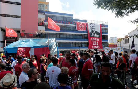 Supporters of former Brazilian President Luiz Inacio Lula da Silva protest against sentencing Lula to serve a 12-year prison sentence for corruption, in front of the metallurgic trade union in Sao Bernardo do Campo, Brazil April 6, 2018. REUTERS/Leonardo Benassatto