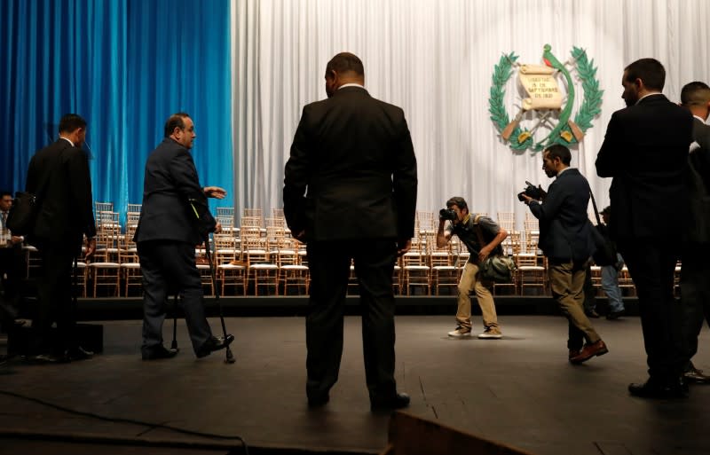 El presidente electo de Guatemala, Alejandro Giammattei (segundo desde la izquierda), asiste a un ensayo en el Teatro Nacional de Ciudad de Guatemala.