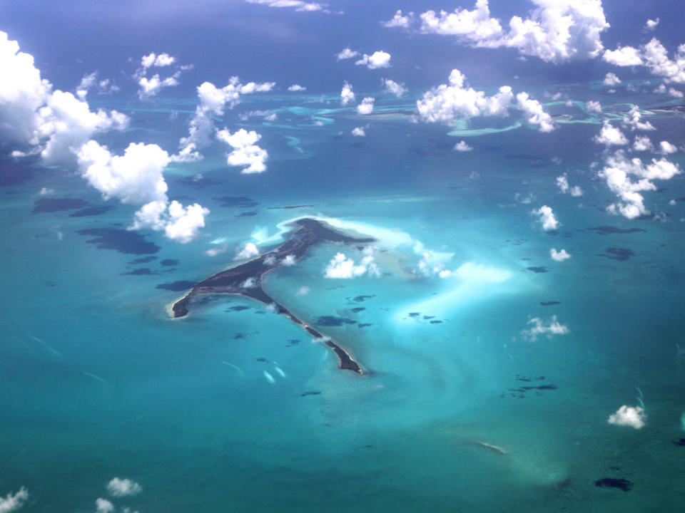 Die Taucher waren lediglich dabei, Schiffswracke am Meeresboden der Bahamas zu erkunden, als sie plötzlich von den Haien überrascht wurden. (Bild-Copyright: Troy Iloski/Caters News)