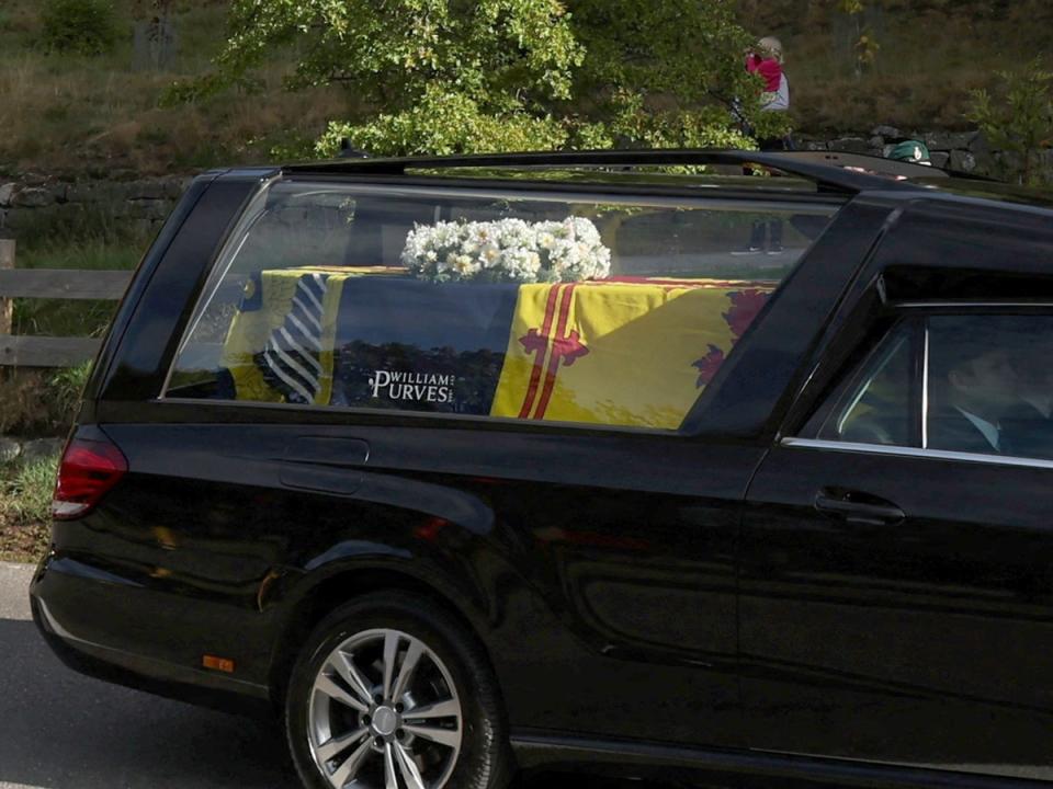 El féretro de roble fue introducido en un coche fúnebre el domingo a las 10 am por seis guardabosques de la finca (REUTERS)