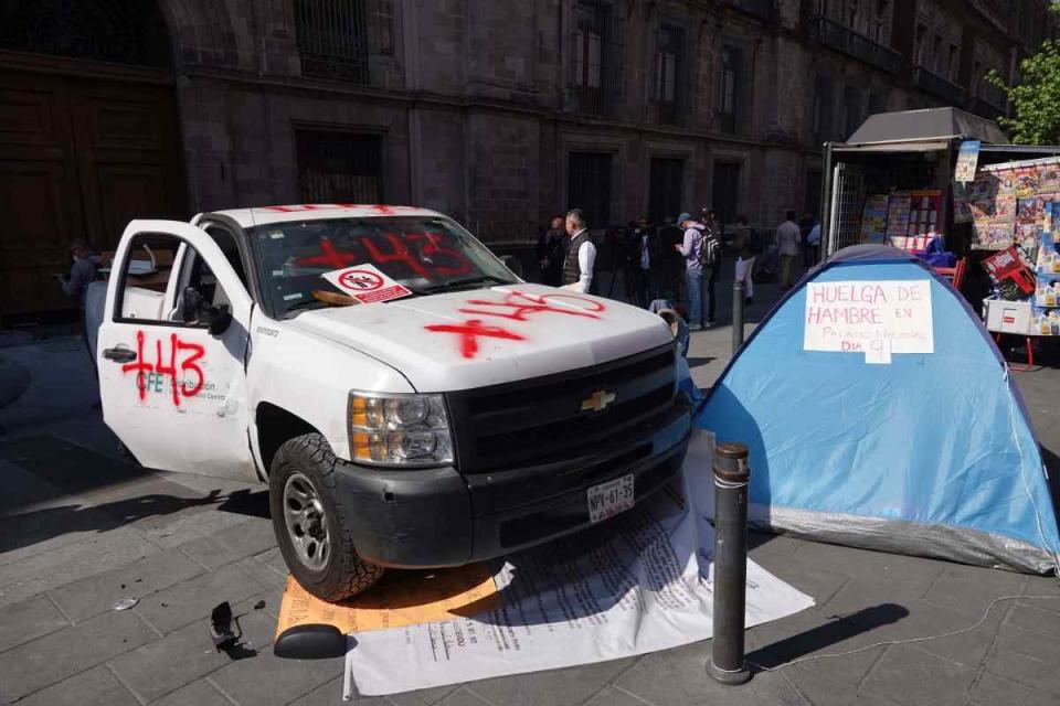 Normalistas de Ayotzinapa tiran puerta de Palacio Nacional; AMLO recibirá a padres “en unas semanas”