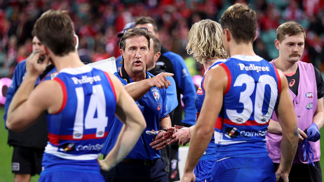 Luke Beveridge spills beans on embarrassing AFL halftime injury - Yahoo  Sport