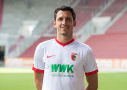 Für schlichtes Weiß mit rotem Schulterstreifen hat sich der FC Augsburg bei seinem Heim-Shirt entschieden.