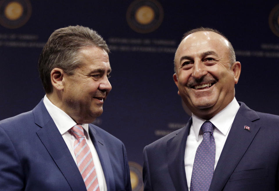 Sigmar Gabriel inszeniert seine Beziehung zum türkischen Amtskollegen Mevlut Cavusoglu als Männerfreundschaft – die nötige Kritik kommt für viele dabei zu kurz (Bild: AP Photo/Burhan Ozbilici)