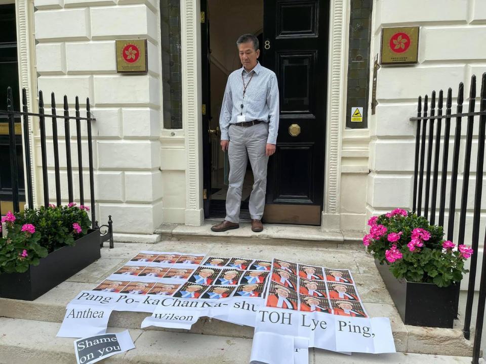 任職香港駐倫敦經貿辦行政經理的袁松彪，年前在辦事處大門前觀察示威物品。    
