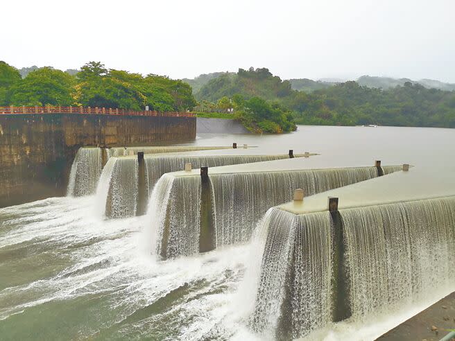 連日豪雨，苗栗縣鯉魚潭水庫滿水位。（謝明俊攝）