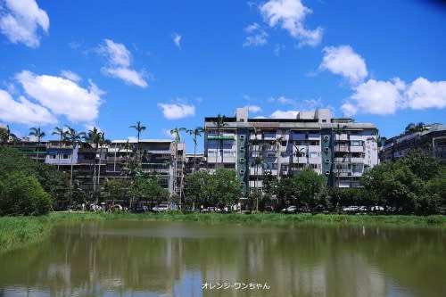 【台北漫步食記】疊疊樂咖啡 創意鬆餅 三明治 松菸誠品 忠孝東路│信義區市政府站：就是要一直疊疊疊上天的創意鬆餅三明治～繽紛嬉皮彩虹鬆餅自己創意DIY選擇搭配好吃又好玩～還有可愛童心十足的創意空間！(不過鬆餅現點現作要耐心等待嘿)