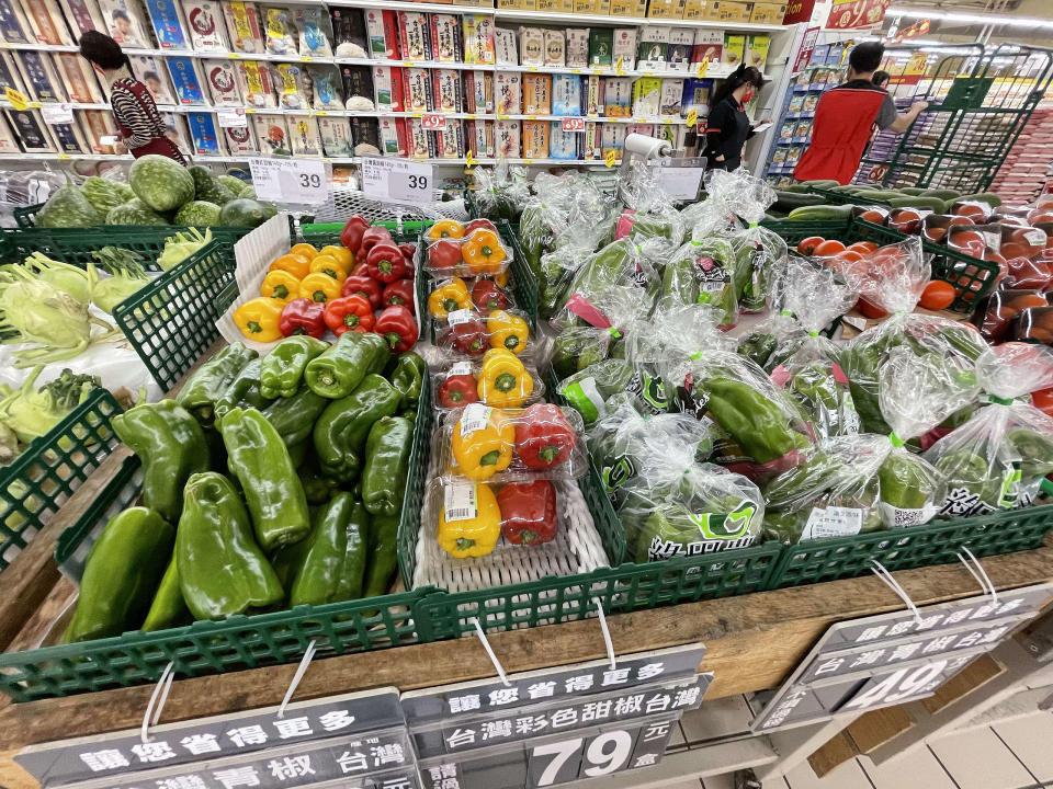 綠色和平長期向零售通路企業如超市、超商倡議，要求以裸賣、重複盛裝、循環容器等方式取代一次性塑膠包裝。