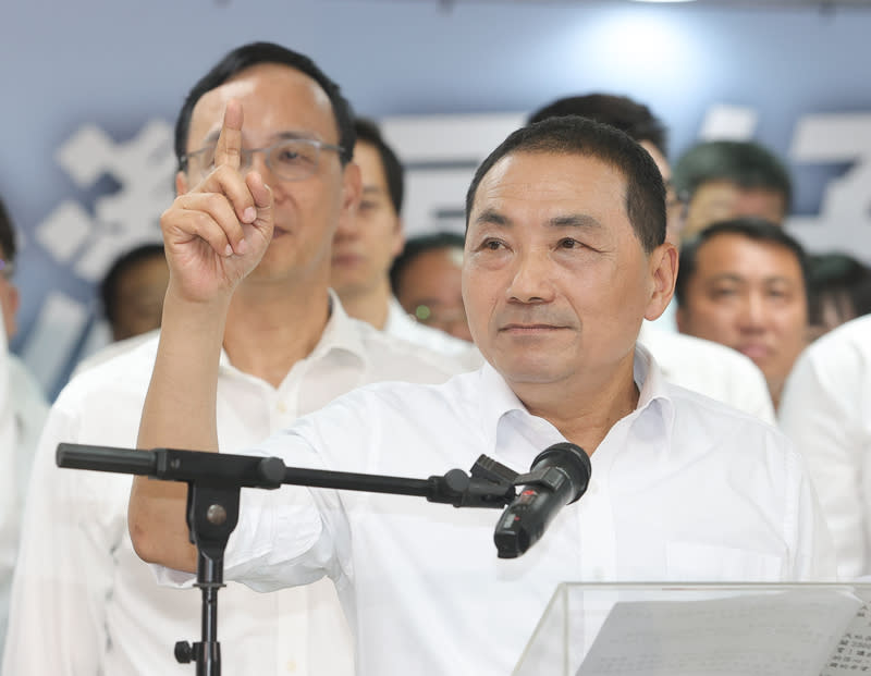 國民黨確定徵召新北市長<a class="link " href="https://tw.news.yahoo.com/tag/侯友宜" data-i13n="sec:content-canvas;subsec:anchor_text;elm:context_link" data-ylk="slk:侯友宜;sec:content-canvas;subsec:anchor_text;elm:context_link;itc:0">侯友宜</a>（前）競逐2024年總統大選。聯合報最新調查發現，相較4月底民調，侯友宜支持率反而下滑5個百分點。（中央社資料照）