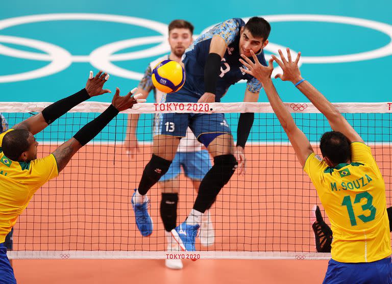 TOKIO, JAPÓN - 26 DE JULIO: Ezequiel Palacios # 13 del Equipo Argentina compite contra el Equipo Brasil durante la Ronda Preliminar Masculina - Voleibol Grupo B en el tercer día de los Juegos Olímpicos de Tokio 2020 en Ariake Arena el 26 de julio de 2021 en Tokio, Japón. (Foto de Toru Hanai / Getty Images)